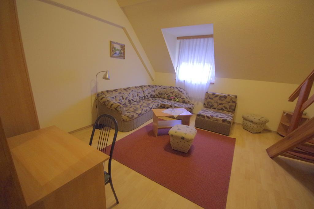 Hotel Vadaszkuert Superior Szekesfehervar Room photo